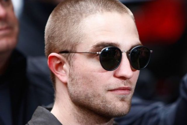 Як носити чоловічі сонцезахисні окуляри: правила етикету та трендові оправи - фото 329096