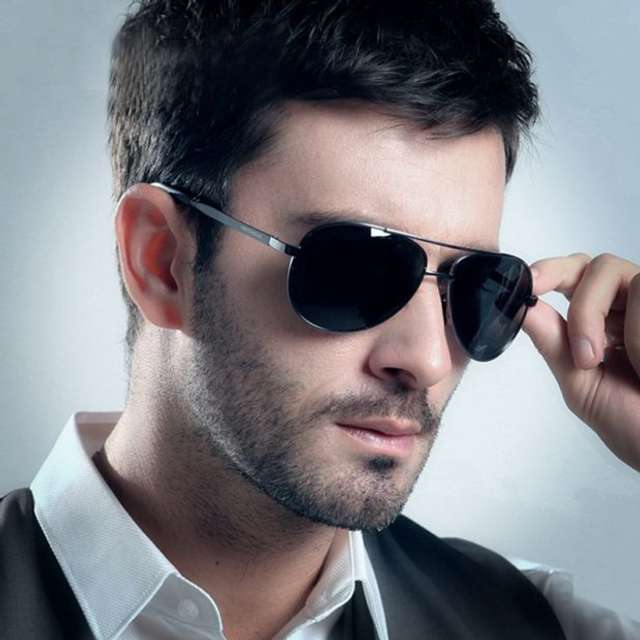 Як носити чоловічі сонцезахисні окуляри: правила етикету та трендові оправи - фото 329098