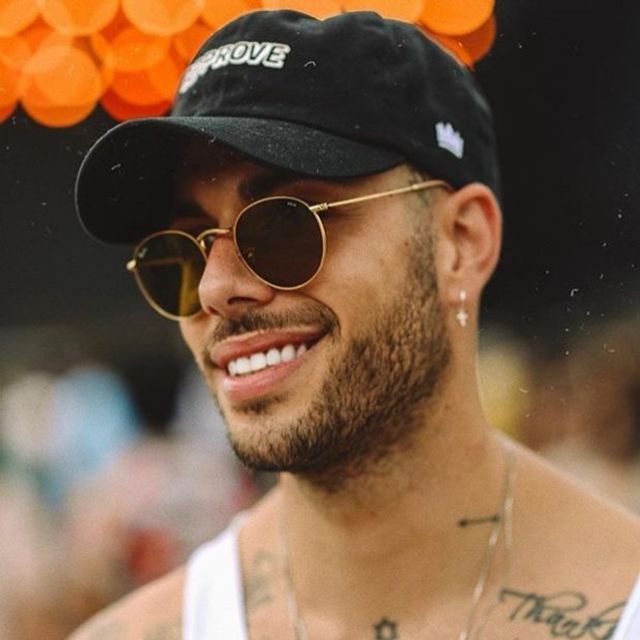 Як носити чоловічі сонцезахисні окуляри: правила етикету та трендові оправи - фото 329100