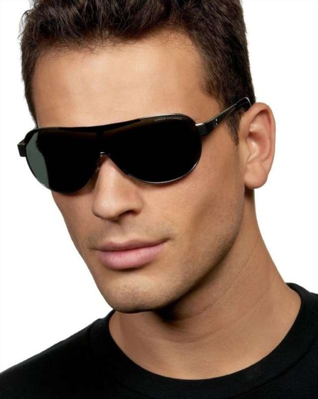 Як носити чоловічі сонцезахисні окуляри: правила етикету та трендові оправи - фото 329101