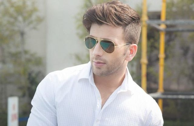 Як носити чоловічі сонцезахисні окуляри: правила етикету та трендові оправи - фото 329102