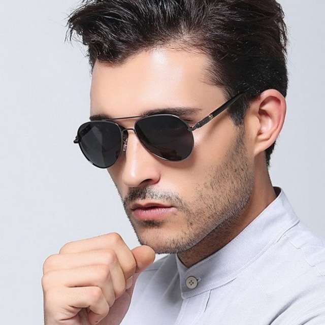 Як носити чоловічі сонцезахисні окуляри: правила етикету та трендові оправи - фото 329108