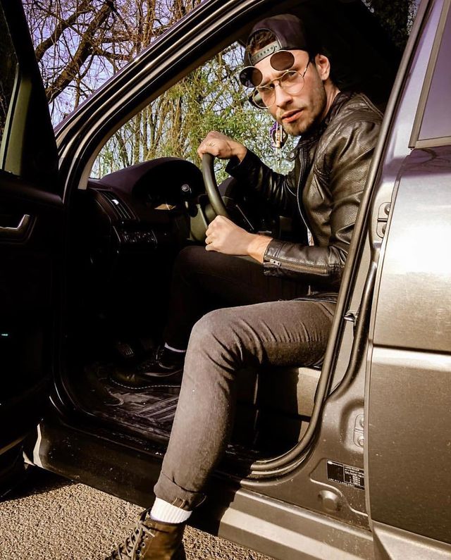 Як носити чоловічі сонцезахисні окуляри: правила етикету та трендові оправи - фото 329109