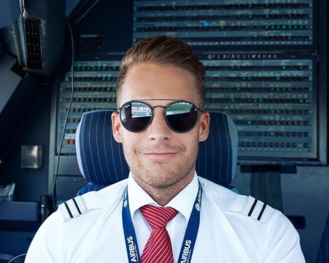 Як носити чоловічі сонцезахисні окуляри: правила етикету та трендові оправи - фото 329110