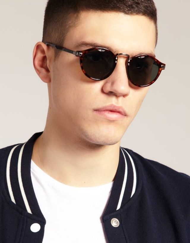 Як носити чоловічі сонцезахисні окуляри: правила етикету та трендові оправи - фото 329113