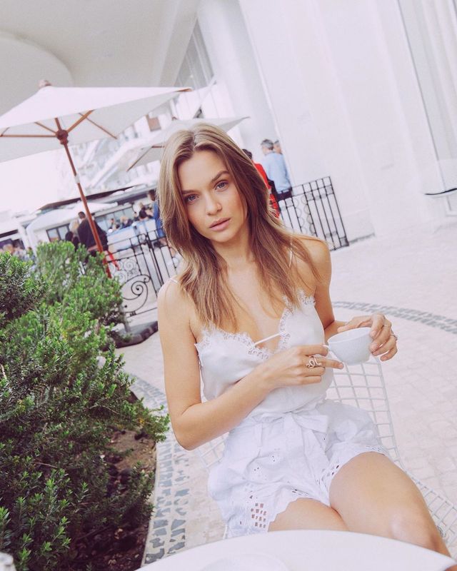 Без макіяжу і білизни: відома модель захопила ранковим фото - фото 329117