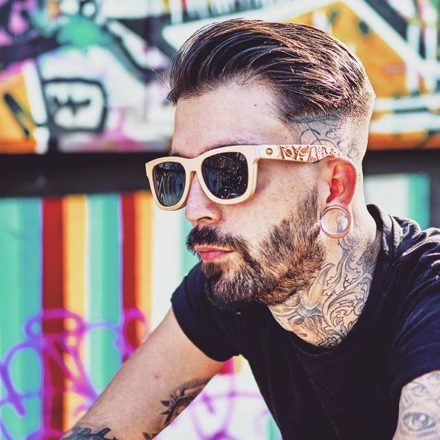 Доречно носити темні окуляри лише в сонячну погоду - фото 329126