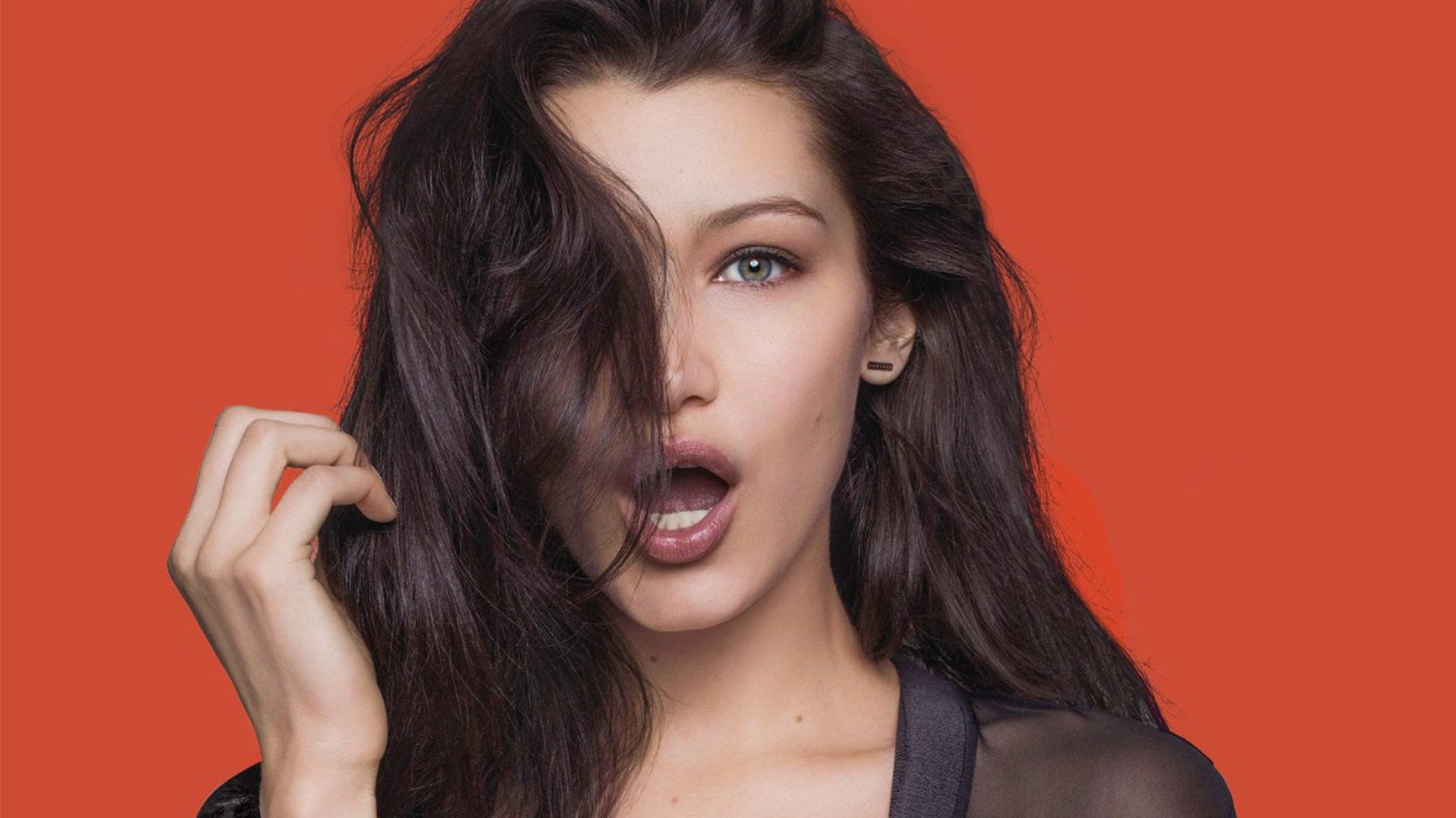 Спокуслива Белла Хадід знялася для обкладинки Vogue