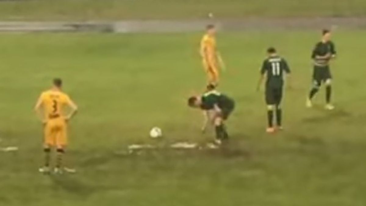 Як українські футболісти розгрібали воду руками: епічне пенальті