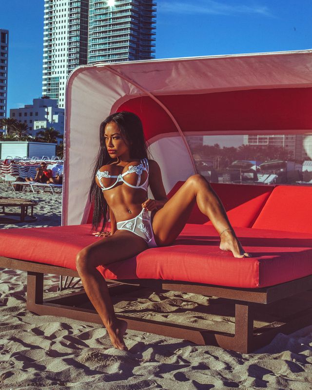 Дівчина тижня: екзотична модель Сі-Джей Майлз, яка заводить мережу своїми формами (18+) - фото 329197