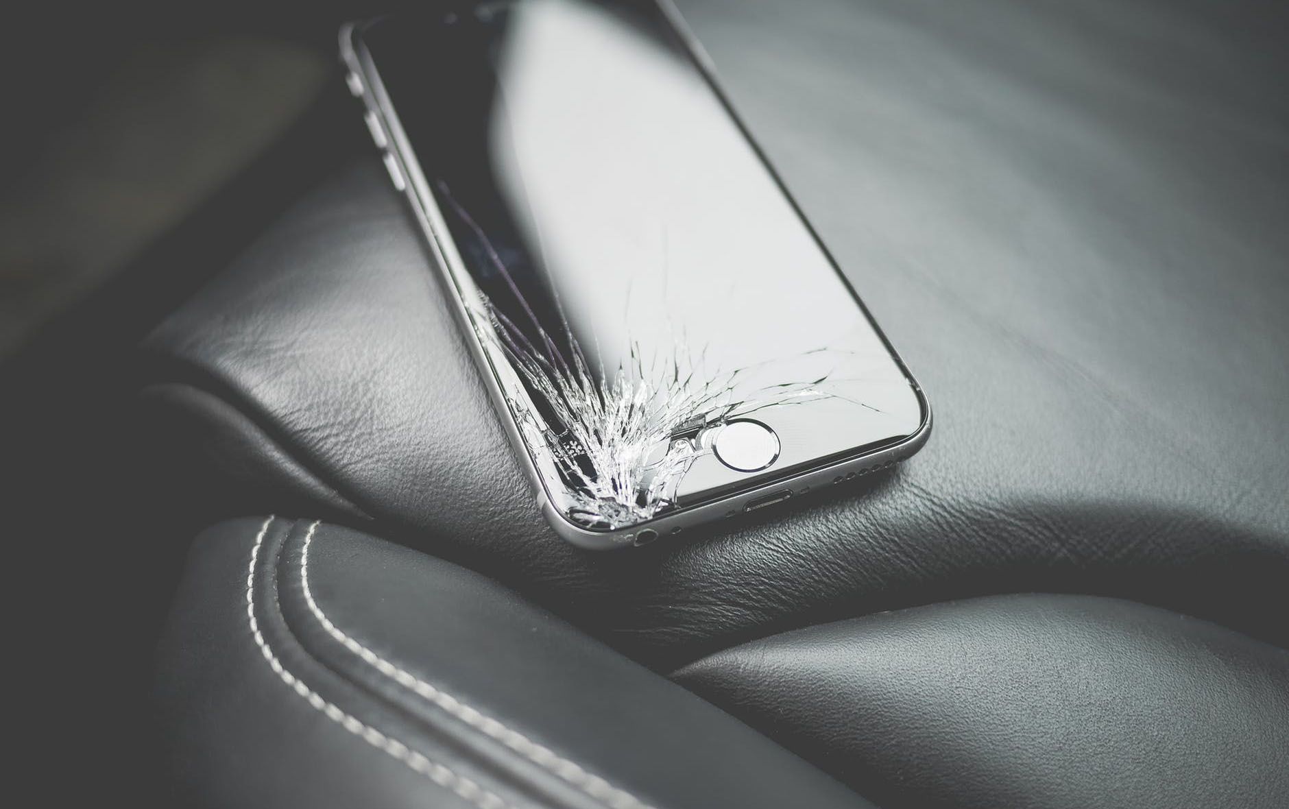 Експерти назвали найпоширеніші звички, через які ламаються телефони