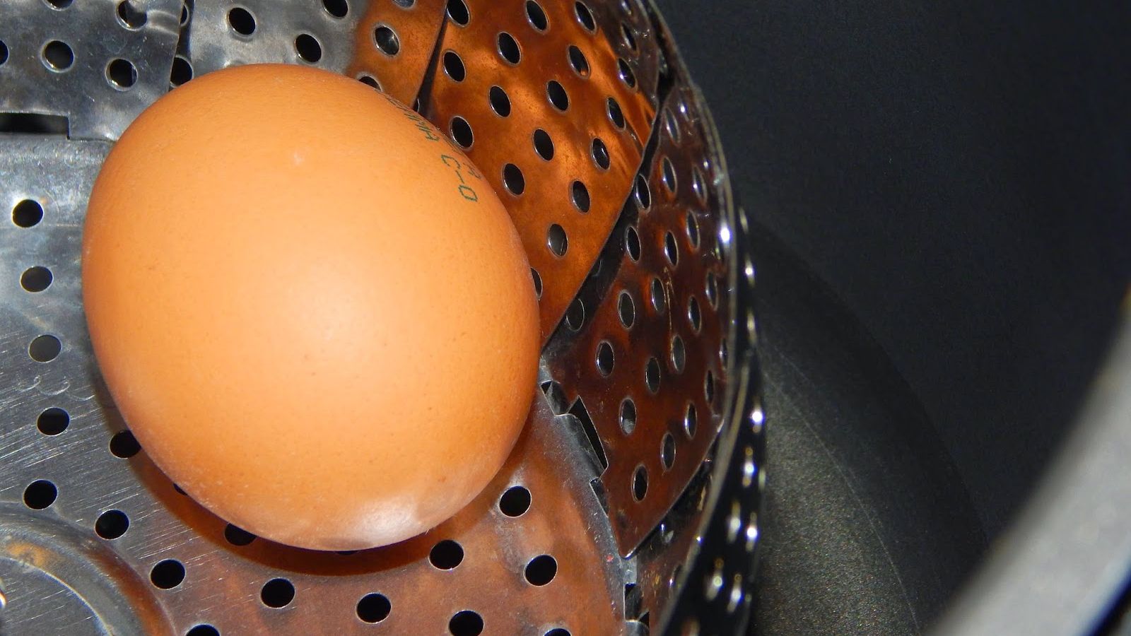 Як варити яйця без води і каструлі