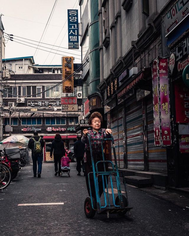 Життя у Сеулі: вуличні фото, які приковують погляд - фото 329450