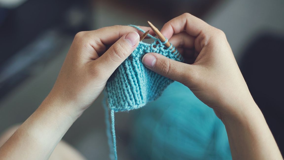 В'язані скульптури: художниця присвятила моторошні роботи дідусеві та бабусі