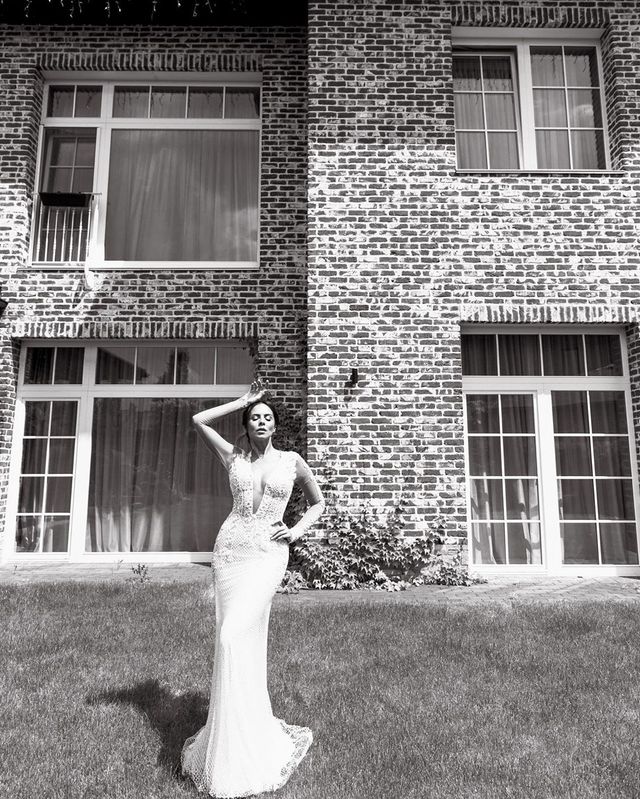 Настя Каменських вразила розкішною весільною сукнею - фото 329711