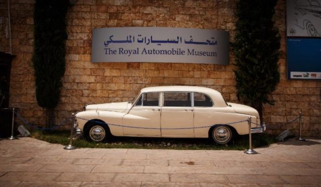 Як виглядає раритетний автопарк короля Йорданії - фото 329912