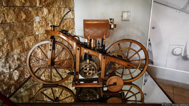 Як виглядає раритетний автопарк короля Йорданії - фото 329916