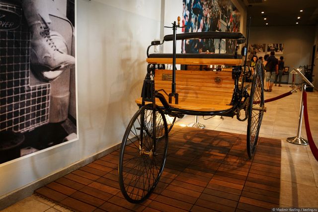 Як виглядає раритетний автопарк короля Йорданії - фото 329917