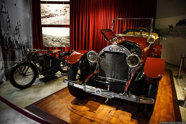 Як виглядає раритетний автопарк короля Йорданії - фото 329918