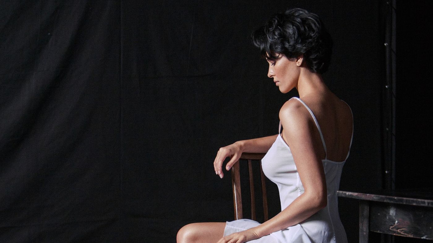 Астаф'єва одягнена у трохи дивний темний костюм - фото 1