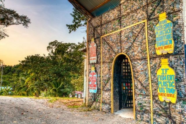 Як виглядає незвичайне село, побудоване зі сміття - фото 330039