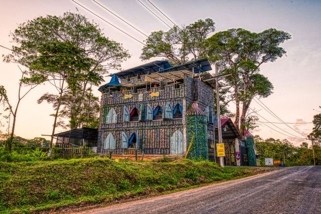 Як виглядає незвичайне село, побудоване зі сміття - фото 330040