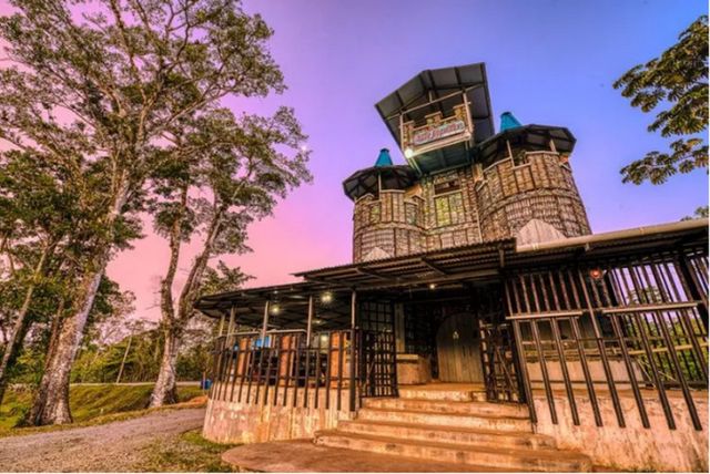 Як виглядає незвичайне село, побудоване зі сміття - фото 330041