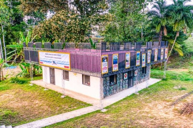 Як виглядає незвичайне село, побудоване зі сміття - фото 330043