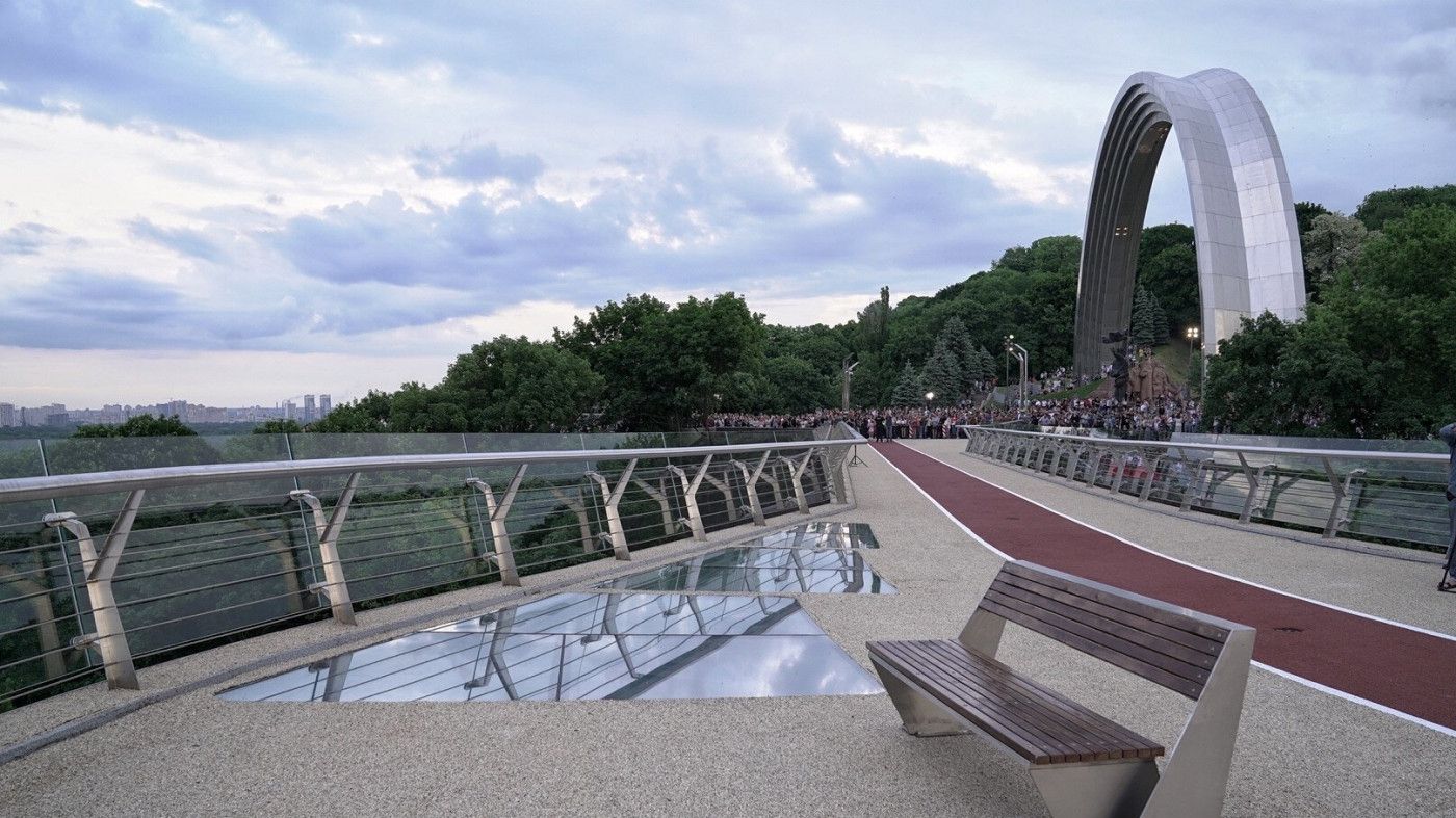 Кличко показав, як ремонтують тріснутий скляний міст у Києві (відео)