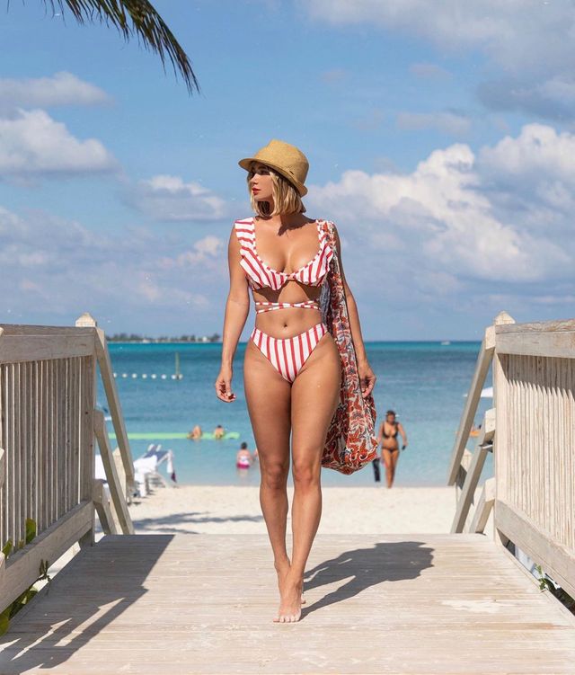 Сексуальна гравець у покер показала апетитні форми у бікіні - фото 330260