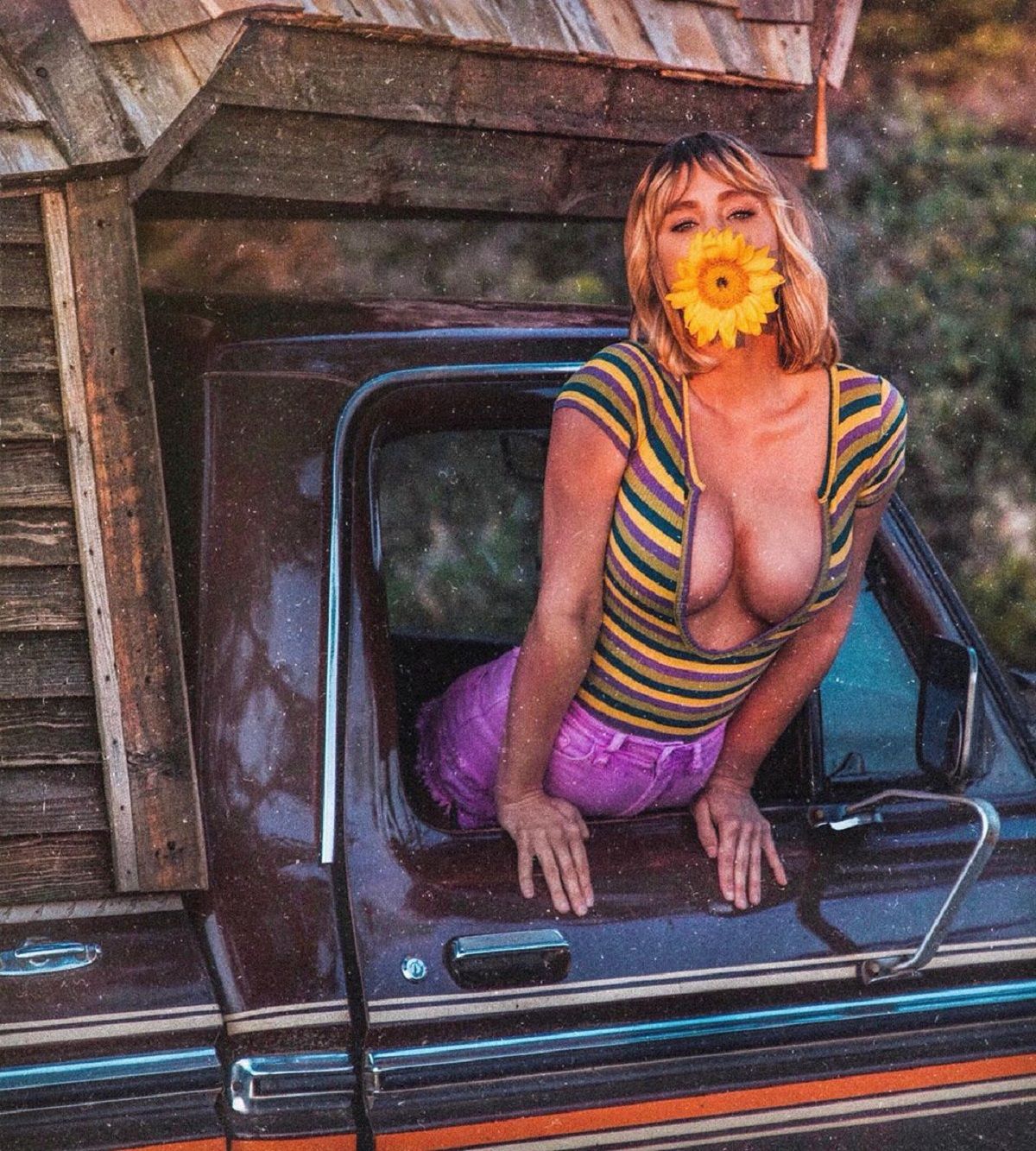 Сексуальна гравець у покер показала апетитні форми у бікіні