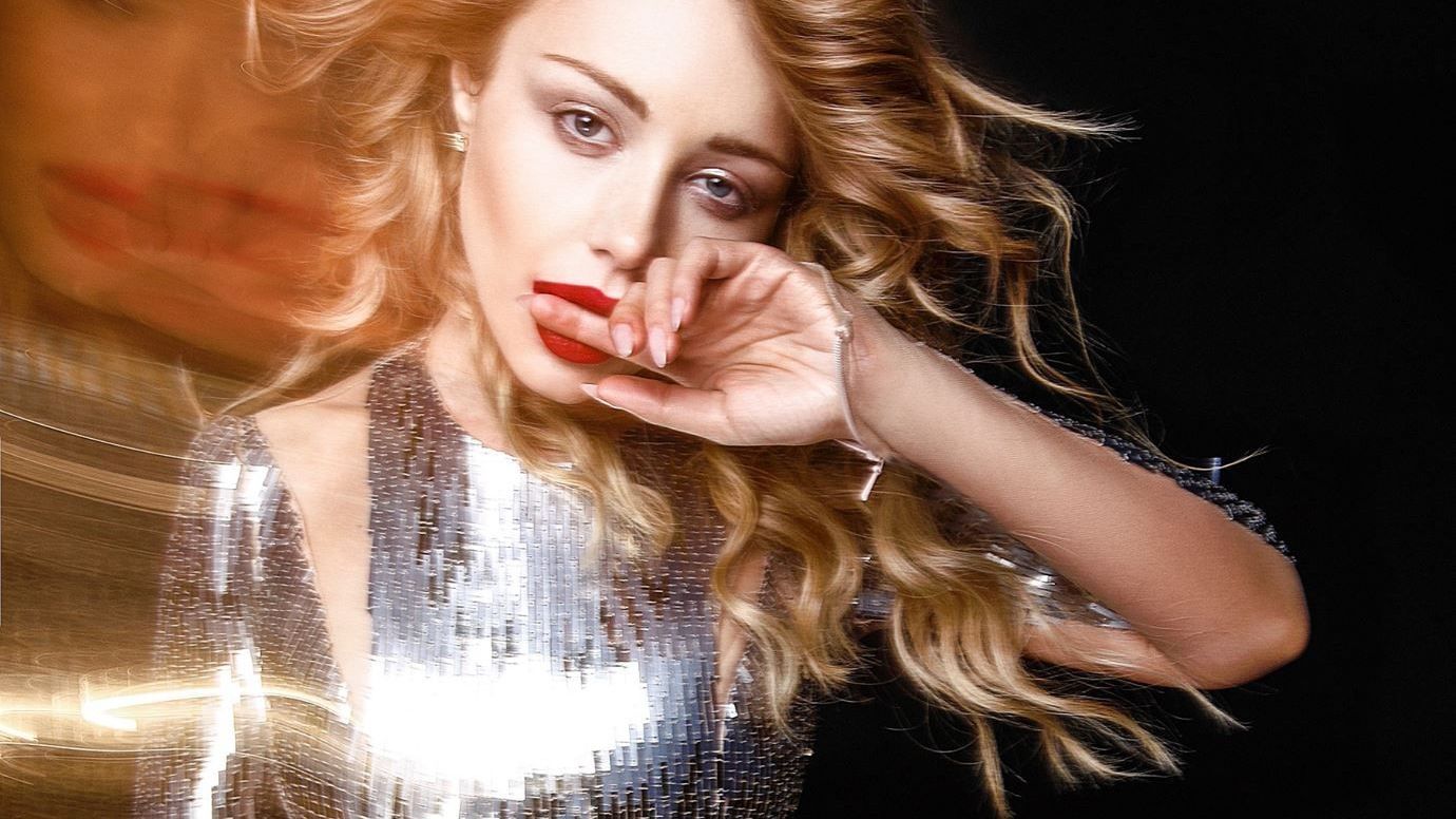 На фотографії Тіна позує в незвичному образі - фото 1