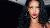 Rihanna спокусливо оголила плечі в яскравому образі