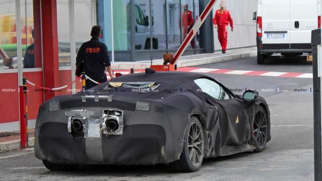 Ferrari випустить потужний гібридний суперкар - фото 330512