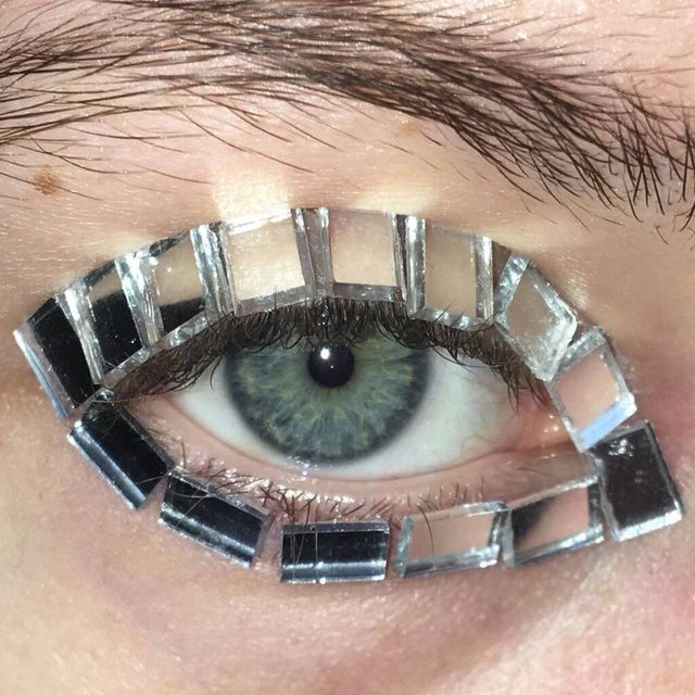 Кучеряві вії: безглуздий тренд у мережі - фото 330519