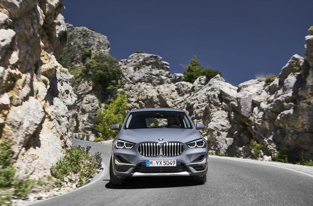 Оновлений BMW X1 став надекономічним гібридом - фото 330648
