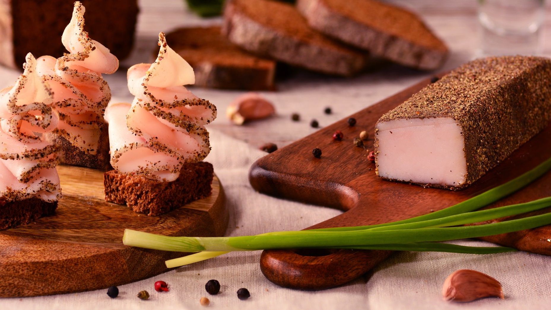 Оце по-нашому! Кому особливо корисно їсти сало