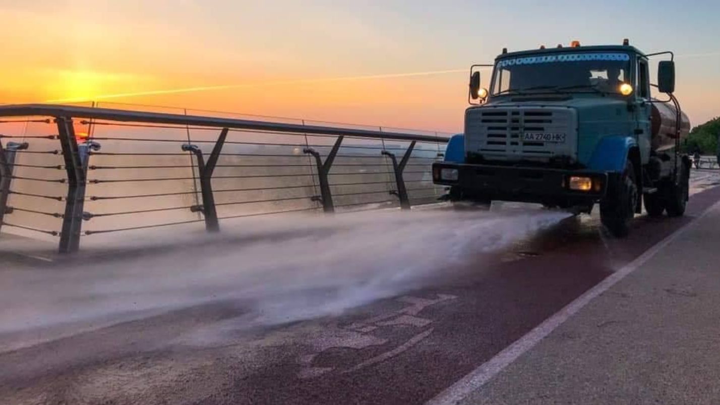 Епопея триває: скло моста у Києві відгородили парканом