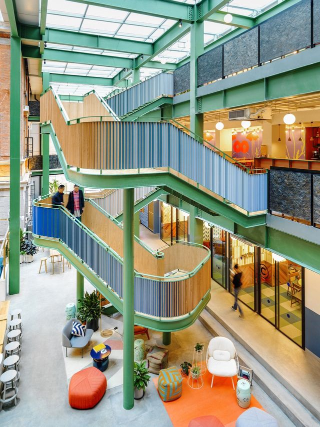 Як виглядає сучасний центр для роботи у Шанхаї: яскраві фото - фото 330924