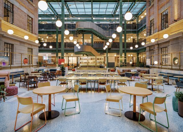 Як виглядає сучасний центр для роботи у Шанхаї: яскраві фото - фото 330937