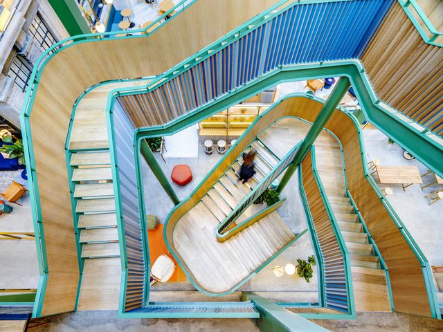 Як виглядає сучасний центр для роботи у Шанхаї: яскраві фото - фото 330938