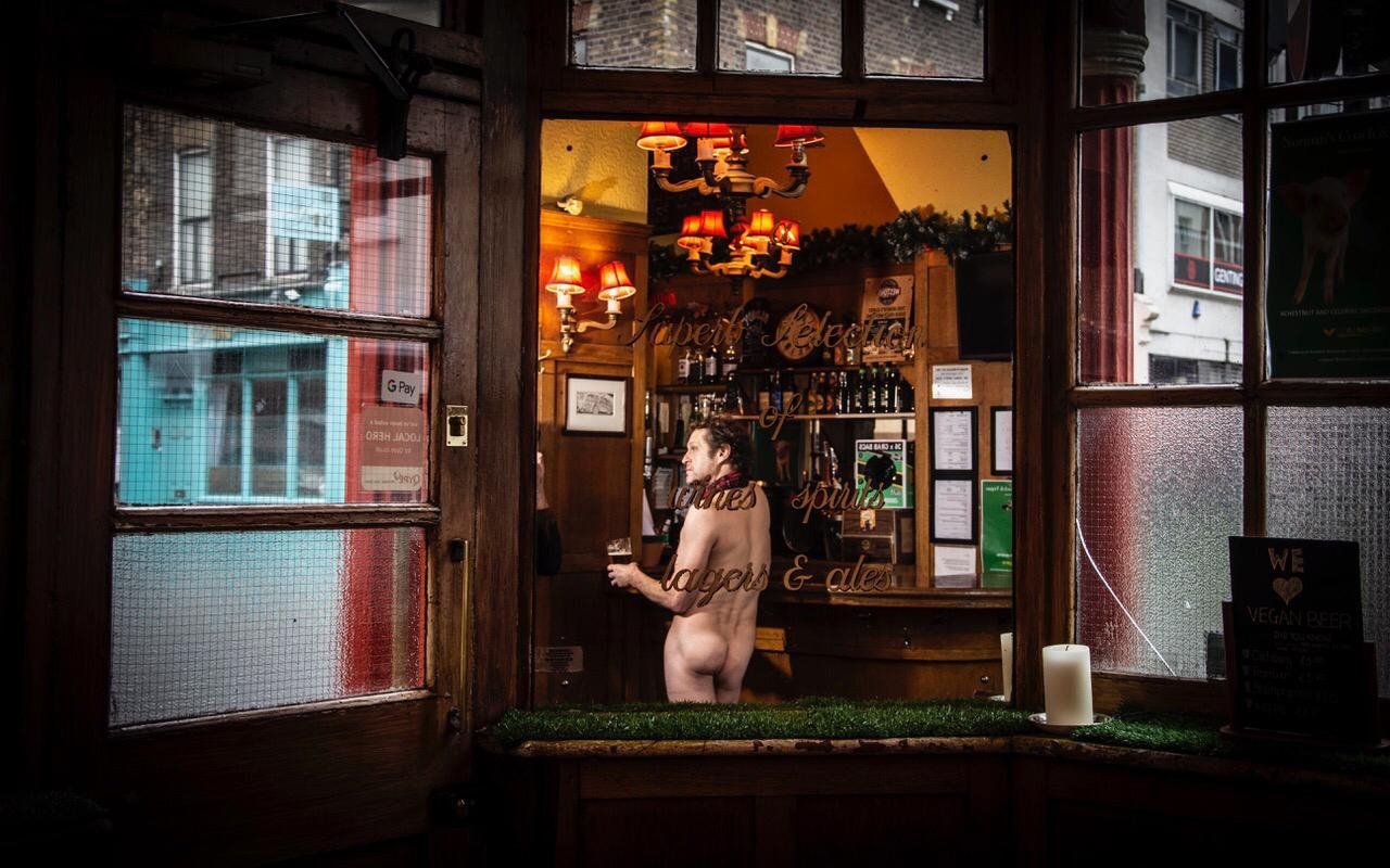 У пабі можна буде сидіти голяка у певні дні - фото 1