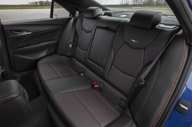 Cadillac представив два 'заряджені' седани - фото 331188