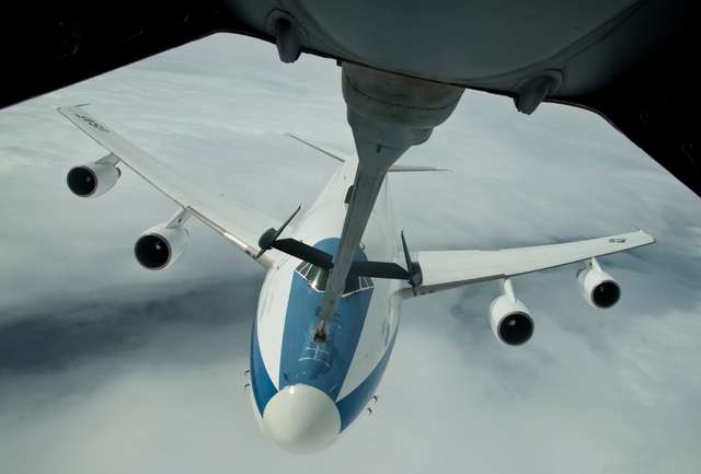 Літак E-4B може перебувати у повітрі 24/7 - фото 331248