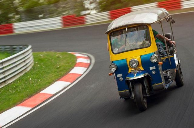 Такого ви ще не бачили: рекорд Нюрбургрингу на моторикші - фото 331353