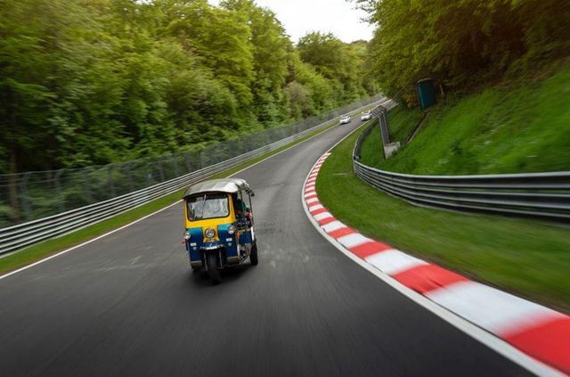 Такого ви ще не бачили: рекорд Нюрбургрингу на моторикші - фото 331356