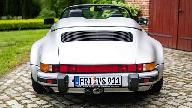 Тягач на мільйон: німець подорожує у фургончику, який везе Porsche 911 Speedster - фото 331433