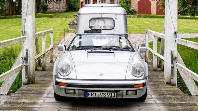 Тягач на мільйон: німець подорожує у фургончику, який везе Porsche 911 Speedster - фото 331435