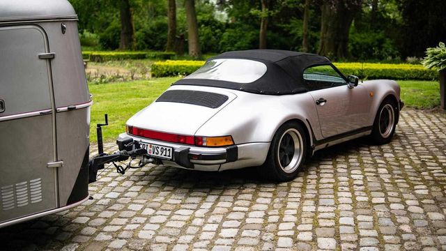 Тягач на мільйон: німець подорожує у фургончику, який везе Porsche 911 Speedster - фото 331436