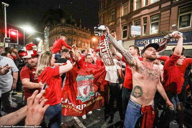 Як фанати святкували перемогу Ліверпуля: шалені кадри з Мадрида - фото 331463